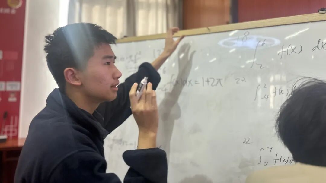 Teams answering questions during Pi Day at Pinghu Campus