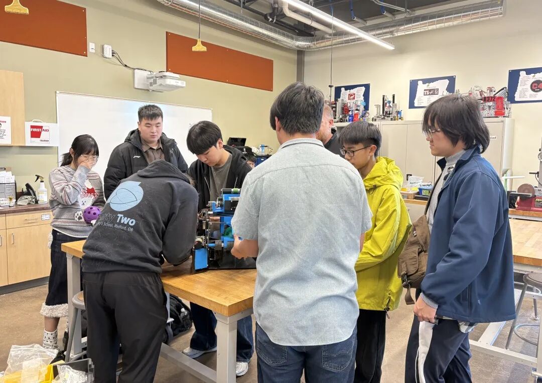 Teamwork during the robotics course