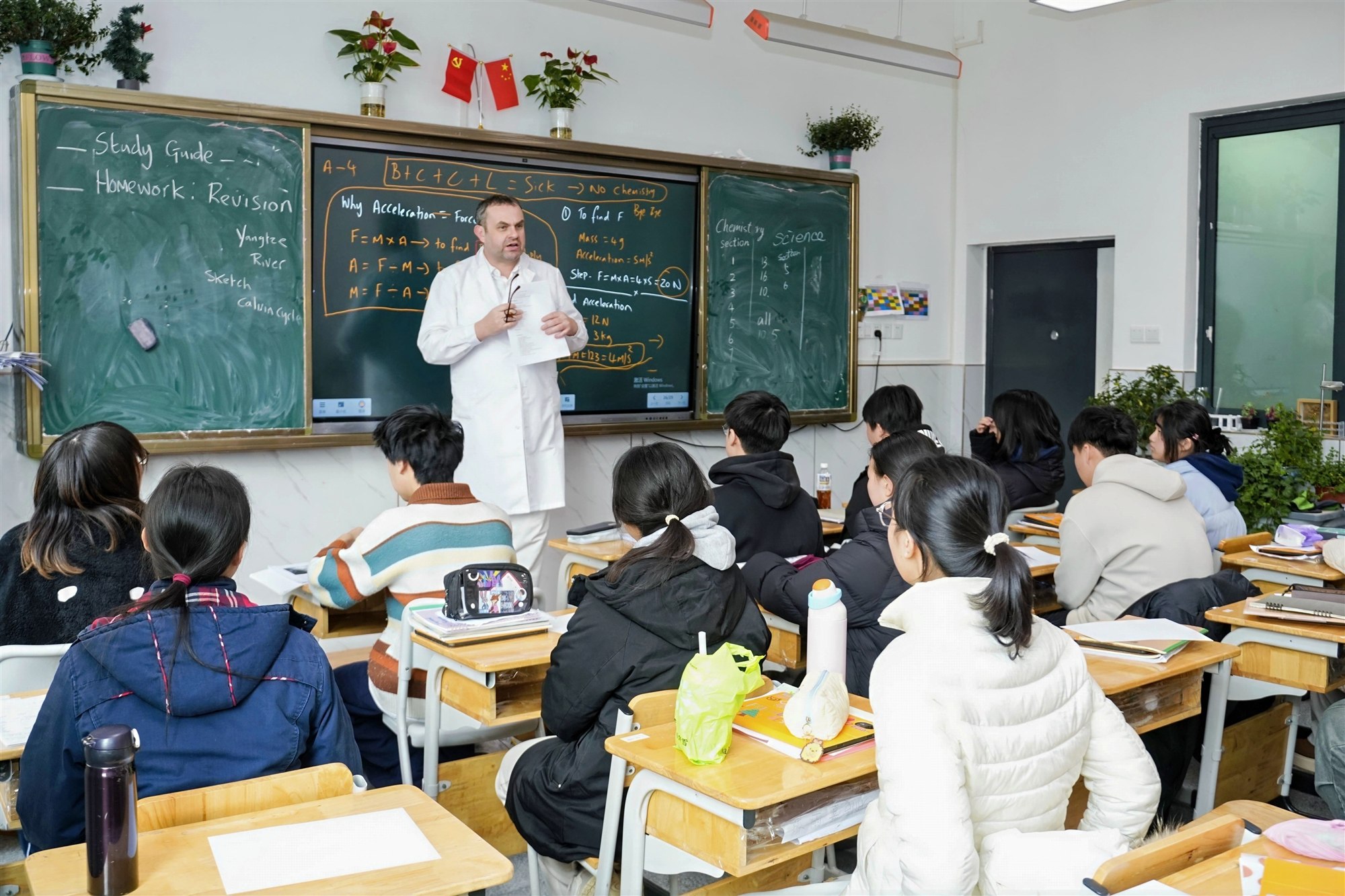 A science class in the Wuhan No. 2 High School CIC Education Program